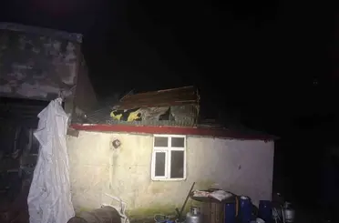 Ardahan’da şoke eden görüntüler; Şiddetli fırtına çatıları uçurdu, göz gözü görmedi
