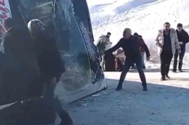 Ardahan’dan gelen yolcu otobüsü Susuz’da devrildi: 17 yaralı 