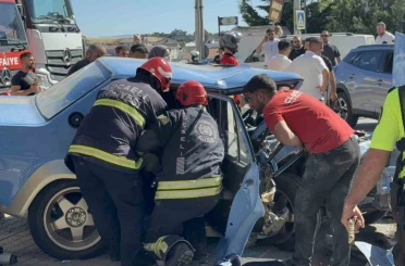 Ardı ardına şerit değiştiren sürücü kaza yaptı: 3 yaralı 