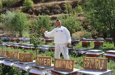 Arılarına yazmayı öğretti