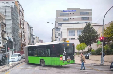 Arıza yapan halk otobüsü yolu kapattı 