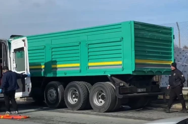 Arıza yapan kamyonu tamir ederken kabinin altında kalarak can verdi 