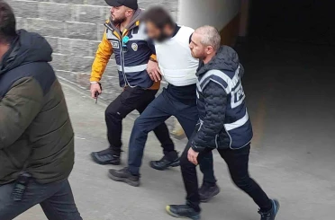 Arkadaşını bıçaklayarak öldüren zanlı emniyetteki sorgusunun ardından adliyeye sevk edildi 