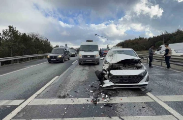 Arnavutköy yolunda zincirleme kaza: 3 araç birbirine kitlendi 