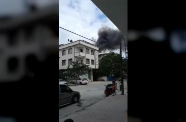 Arnavutköy’de 5 katlı binanın çatısı alev alev yandı 