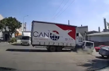 Arnavutköy’de aksiyon filmlerini aratmayan kaza: Kamyon araca çarptı, metrelerce sürükledi 