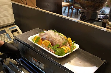 Arnavutköy’de anne adayı istedi, Başkan Mustafa Candaroğlu kolları sıvadı 