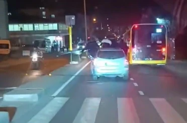 Arnavutköy’de araç üstünde tehlikeli yolculuk kamerada 