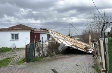 Arnavutköy’de çatı 30 metre uçarak başka evin üzerine düştü 