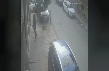 Arnavutköy’de dehşet anları: Çocuklara saldırdı, bina sakinlerine bıçak çekti 