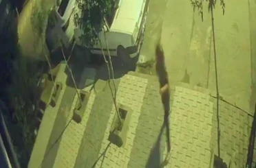 Arnavutköy’de faciadan dönüldü: Freni patlayan araç çocukların arasına böyle daldı 