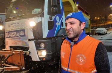 Arnavutköy’de kar küreme aracından çocuklara çay ikramı 