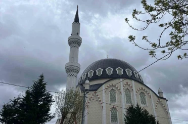 Arnavutköy’de rüzgarın etkisiyle caminin minaresi sallandı, iki bina tahliye edildi 