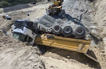 Arnavutköy’de şantiye alanında hafriyat kamyonu devrildi: Sürücü yaralandı 