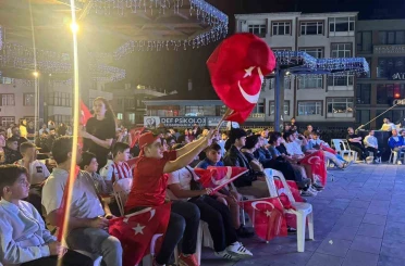Arnavutköy’de yüzlerce kişi dev ekranda Türkiye-Yunanistan maçını izledi 
