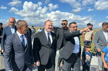 Arpaçay’da köy yolları betonla güçleniyor: Kuyucuk köyüne 650 metrelik beton yol
