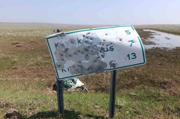 Arpaçay’da yol tabelalarını hedef tahtasına çevirdiler 