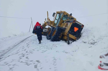 Arpalı’da karla mücadele sırasında iş makinesi kara saplandı 