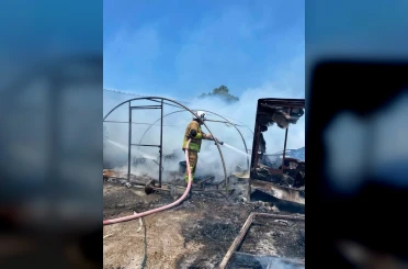 Arsuz’da çadır yangını ağaçlık alana sıçramadan söndürüldü 