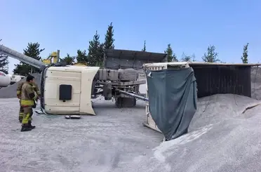 Arsuz’da devrilen kamyonun sürücüsü yaralandı