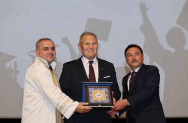 Artaş Holding Yönetim Kurulu Başkanı Çetinsaya, Erciyes Üniversitesi İletişim Fakültesi’nin mezuniyet törenine katıldı 