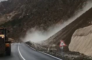 Artvin-Şavşat karayolunda heyelan 