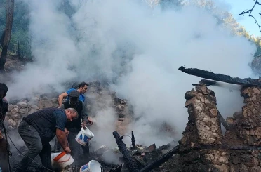 Artvin Yusufeli’de yangın: Ev, ahır ve samanlık kül oldu 