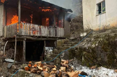 Artvin’de cami lojmanında yangın 