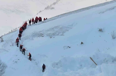 Artvin’de çığ faciasındaki kayıp çoban için arama çalışmaları üçüncü gününde yeniden başladı 