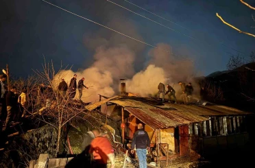Artvin’de gece yarısı yangın: 1 ev ve odunluk kullanılamaz hale geldi 
