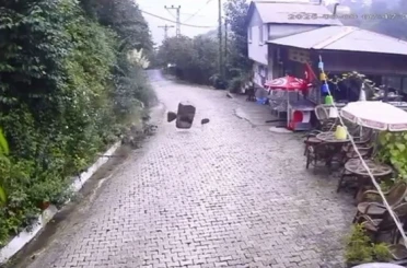 Artvin’de heyelan anı kamerada: Kayalar işletmeye ramak kala durdu 