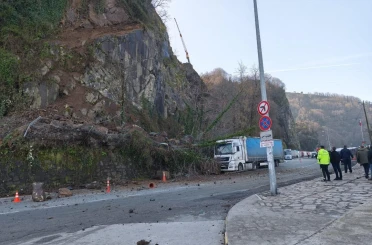 Artvin’de heyelan: Yamaçtan kopan kayalar tırda hasara yol açtı 
