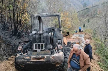 Artvin’de iş makinesi alev aldı 