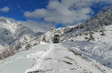 Artvin’de kar yağışı nedeniyle 34 köy yolu ulaşıma kapandı 