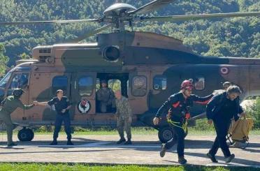 Artvin’de mahsur kalan vatandaşlar ve turistler helikopterle tahliye edildi 