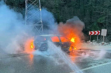 Artvin’de seyir halindeki araç alev aldı 