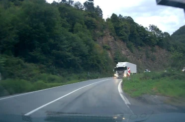 Artvin’de tırın hatalı sollaması faciaya davetiye çıkardı 