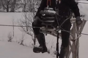 Artvin’de yoğun kar yağışına rağmen elektrik dağıtım şirketi çalışanları kesintisiz enerji için sahada 