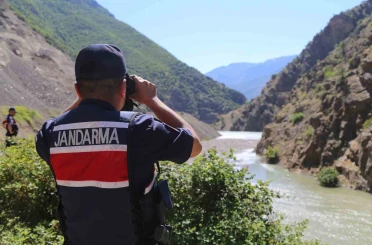 Artvin’in Şavşat Deresi’nde kayıp baba ve oğlunu arama çalışmaları sürüyor 