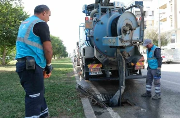 ASAT, Kepez’de yağmur suyu hatlarını temizliyor 