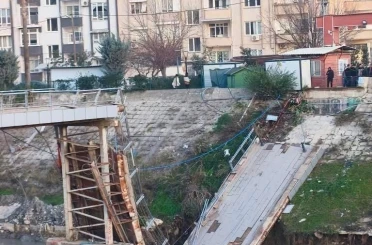 Asi Nehri üzerindeki yaya köprüsü çöktü 