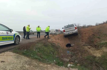 Aşırı hız ve gizli buzlanma nedeniyle otomobil tarlaya uçtu 