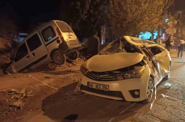 Aşırı hız yapan araç park halindeki otomobile çarpıp inşaat alanına uçtu: 2 yaralı 