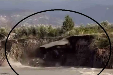 Aşırı yağışla birlikte yolda yaşanan çökme anı görüntülendi 