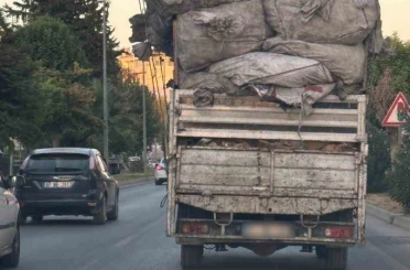 Aşırı yükle trafikte ilerleyip tepkilere neden oldu 