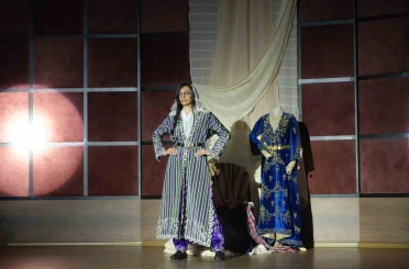 Asırlar önce kadınların giydiği kıyafetler defilede sergilendi 