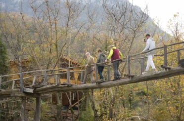 Asırlık ahşap köprü zamana meydan okuyor: Köylüleri sırtında taşıyor 