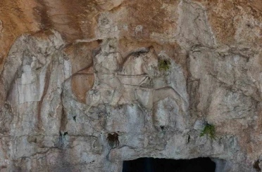 Asırlık Boşat Kalesi’ndeki kayaya oyulmuş "at" ve "savaşçı" figürü dikkat çekiyor 