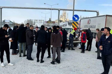 Aşkale Belediyesi’nden yolda kalan sürücülere sıcak ikram 