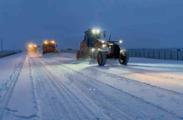 Aşkale’de sabahın ilk ışıklarıyla karla mücadele çalışması 